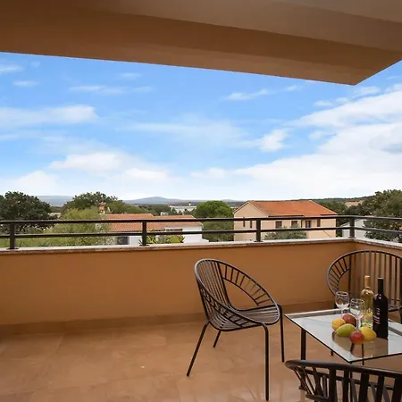 Apartman Cesare With Shared Pool Liznjan