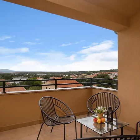 Cesare With Shared Pool Apartman *