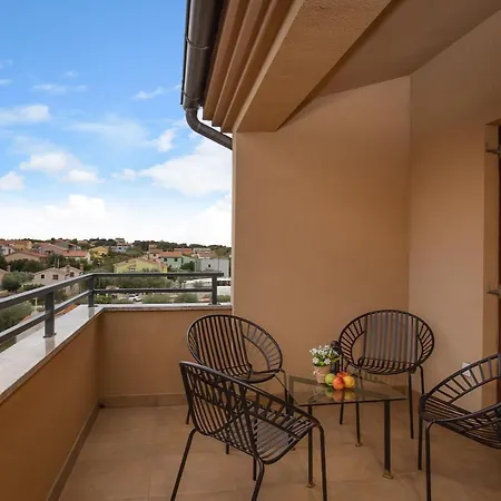 Cesare With Shared Pool Apartman *