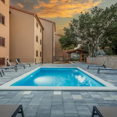 Cesare With Shared Pool Apartman *