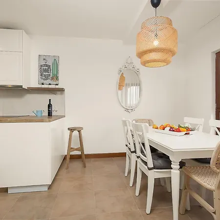 Apartment Cesare With Shared Pool Ližnjan