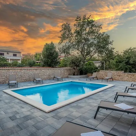 아파트 Cesare With Shared Pool *