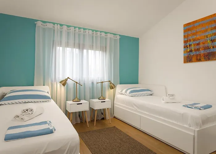 Cesare With Shared Pool 아파트 Ližnjan